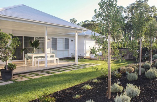 Worrigee Haus | The 'White House' on Tee. Luxury house, close to weddings!