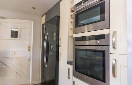 Dorchester Hütte | THE WHITE HOUSE, pet friendly, with a garden in Piddletrenthide