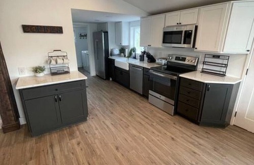 Conneaut Lakeshore Haus | The White House - Spacious Modernized Farmhouse