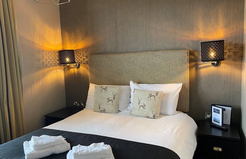 Yeadon Haus | The White Swan