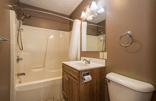 Farmington Hotel | The William Penn | Jacuzzi Tub Historic Inn Room