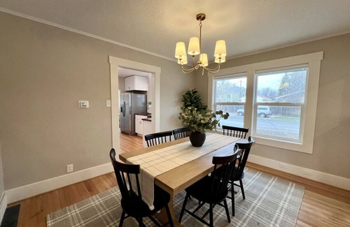 Baker City Wohnung | The Winston, Gorgeous! 4 Bdrm w/ Hot Tub & Firepit, Local Golfing 50% Off!