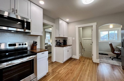 Baker City Wohnung | The Winston, Gorgeous! 4 Bdrm w/ Hot Tub & Firepit, Local Golfing 50% Off!