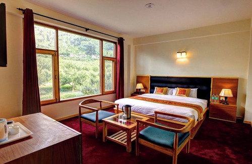 Manali Hotel | Das Woodbine liegt zwischen hohen immergrünen Pflanzen und erhabenen Gipfeln.