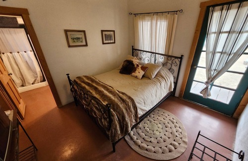 Oracle Resort | The Wrangler @C.O.D. Ranch! Perfect romantic spot for 2 w/ views & hiking trails