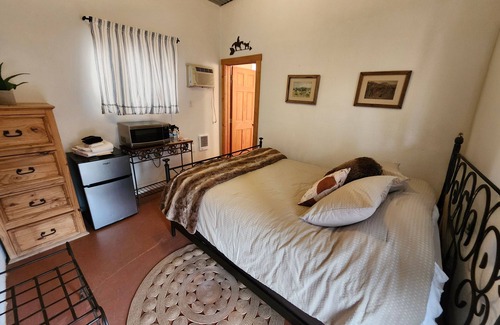 Oracle Resort | The Wrangler @C.O.D. Ranch! Perfect romantic spot for 2 w/ views & hiking trails