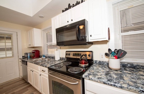 Dayton Haus | The Wright Bungalow: Near WSU/UD/WPAFB/MV Hospital