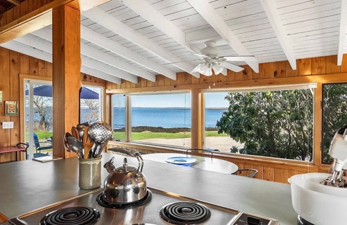 Mid-Coast and Islands Hütte | The Yellow Cottage is a 2-bedroom little getaway located right on Cedar Beach.