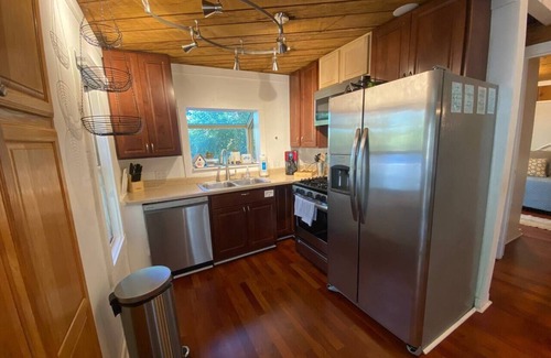 Antioch Hütte | The Yellow Cottage @ Cottages on Petite Lake