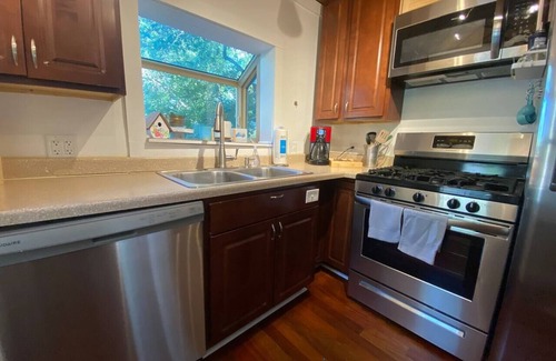 Antioch Hütte | The Yellow Cottage @ Cottages on Petite Lake