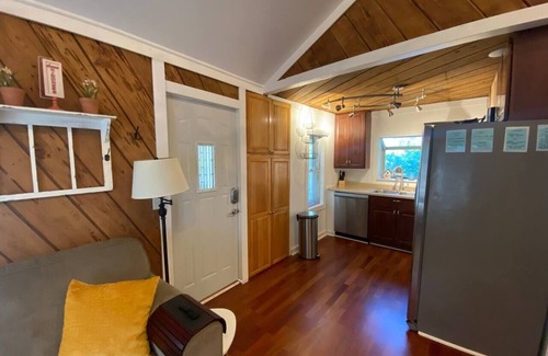 Antioch Hütte | The Yellow Cottage @ Cottages on Petite Lake