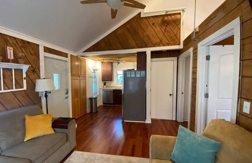 Antioch Hütte | The Yellow Cottage @ Cottages on Petite Lake