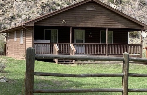 Rustic Kabine | Thee perfect getaway to enjoy all that Colorado has to offer…..🏡🎣☀️🚣🏔🌲