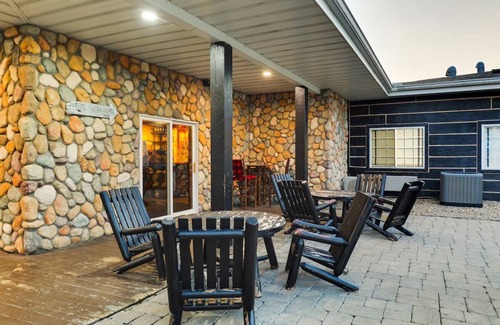 Peoria Hotel | Theme Suite with Whirlpool in Stoney Creek Peoria! Free Breakfast | 2 Units