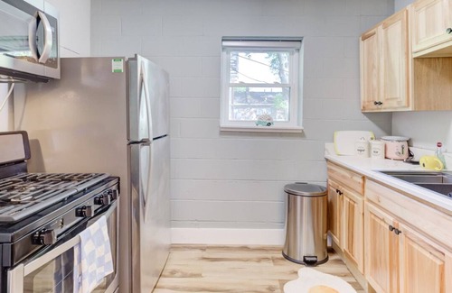 Medical District Wohnung | Themed Lux Loft with King Bed, Free Parking & Wi-Fi