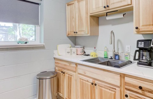 Medical District Wohnung | Themed Lux Loft with King Bed, Free Parking & Wi-Fi