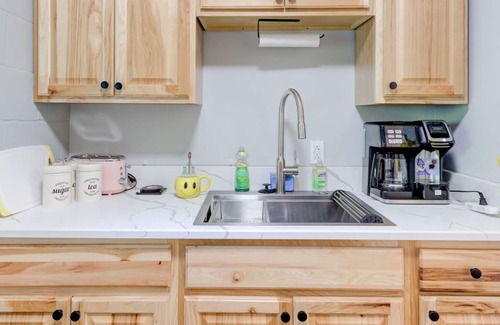 Medical District Wohnung | Themed Lux Loft with King Bed, Free Parking & Wi-Fi