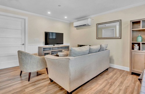 Pine Point Eigentumswohnung | These luxury condos are located directly on the white sands of Pine Point Beach