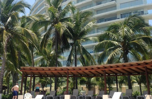 Ixtapa Eigentumswohnung | Diese 2200sf Einheit ist nur wenige Schritte vom Strand entfernt und verfügt über einen atemberaubenden Blick auf den Sonnenuntergang.