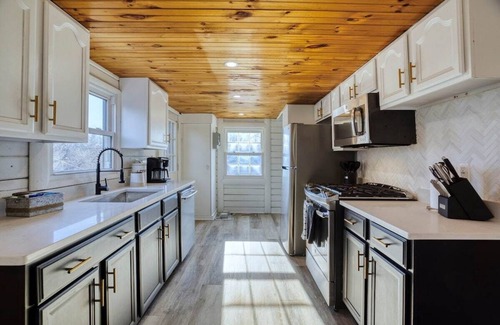 Fredericksburg Kabine | This cabin is a 3 bedroom(s), 3 bathrooms, located in Fredericksburg, VA.