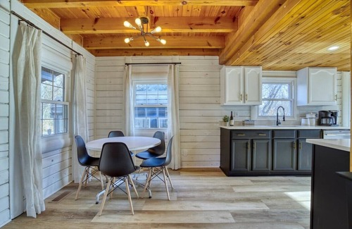 Fredericksburg Kabine | This cabin is a 3 bedroom(s), 3 bathrooms, located in Fredericksburg, VA.