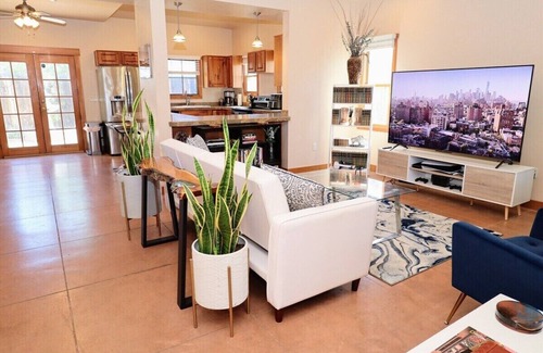 West University Haus | This house is a 2 bedroom(s), 3 bathrooms, located in Tucson, AZ.