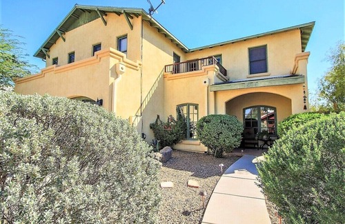 West University Haus | This house is a 2 bedroom(s), 3 bathrooms, located in Tucson, AZ.