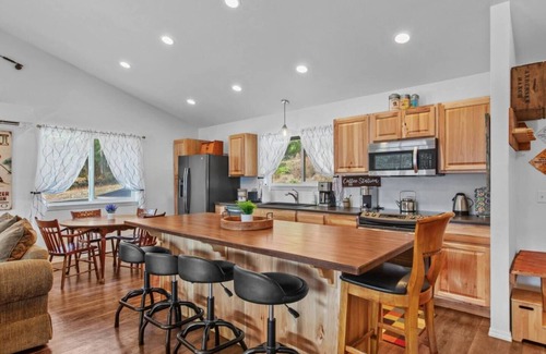 Bayview Haus | This house is a 3 bedroom(s), 2 bathrooms, located in Bayview, ID.