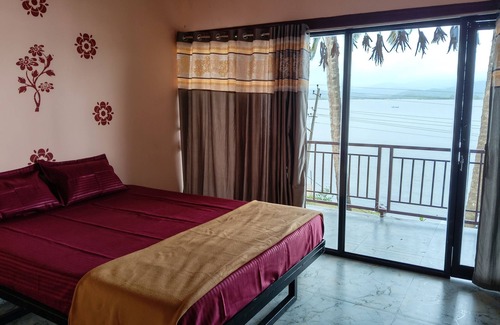 Hireguthi Sonstige | This is river front farm stay nMorning sunrise is seen inside of the rooms