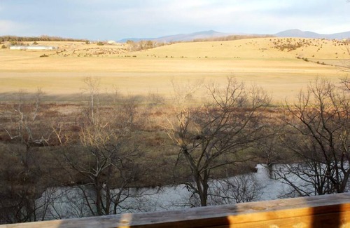 Luray Kabine | Diese Liegenschaft befindet sich auf einem 65 Hektar großen Bauernhof am Shenandoah River.