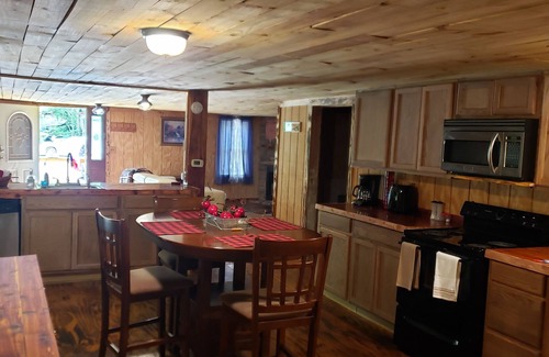 Shelby Gap Kabine | This secluded cabin is tucked away in the mountains. With a handicap access ramp