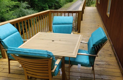 Shelby Gap Kabine | This secluded cabin is tucked away in the mountains. With a handicap access ramp