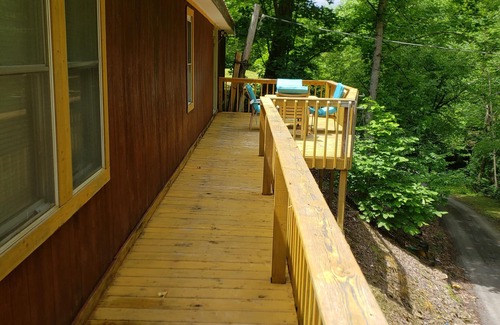 Shelby Gap Kabine | This secluded cabin is tucked away in the mountains. With a handicap access ramp