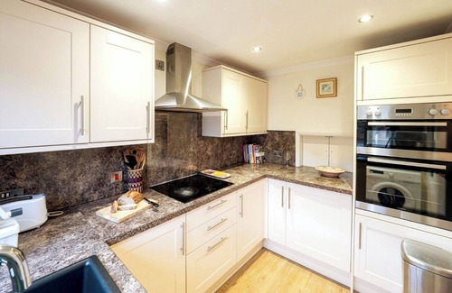 Crewkerne Hütte | Three Bedroom Home with Garden and Parking