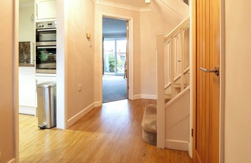 Crewkerne Hütte | Three Bedroom Home with Garden and Parking