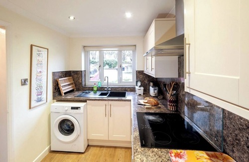 Crewkerne Hütte | Three Bedroom Home with Garden and Parking