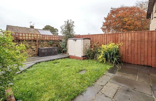 Crewkerne Hütte | Three Bedroom Home with Garden and Parking