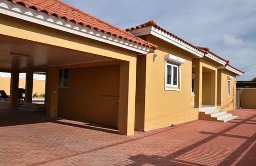 Kamay Haus | Three-bedroom house in Aruba, near the high-rise hotel area!