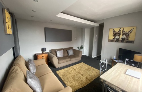 Nottingham Haus | Three bedroom modern apartment within a stones throw from the city centre