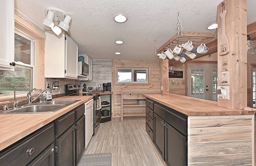 Bovey Haus | Three Bedroom, Two Bathroom Private Lakefront Cabin with Amazing Views of Beautiful Twin Lakes
