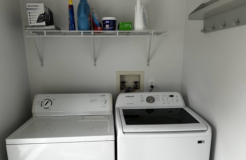 Niantic Haus | Three blocks from popular private beach!