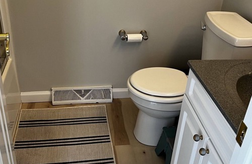 Niantic Haus | Three blocks from popular private beach!