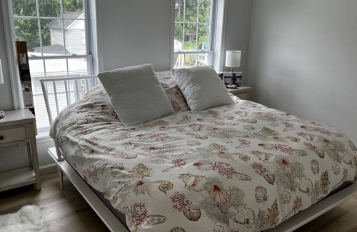 Niantic Haus | Three blocks from popular private beach!