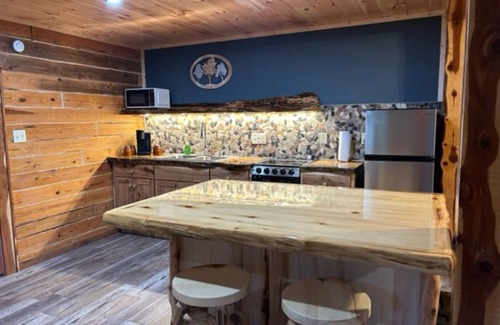 Jasper Kabine | Three Oaks Cabin - A Log Cabin Just 3 Miles East of Jasper on Hwy 74E