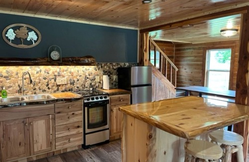 Jasper Kabine | Three Oaks Cabin - A Log Cabin Just 3 Miles East of Jasper on Hwy 74E