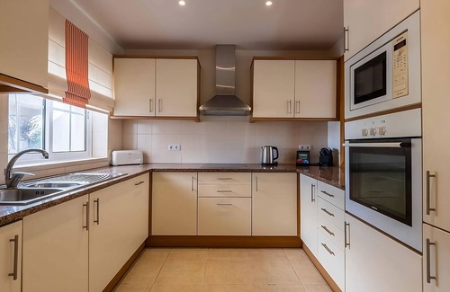 Estombar Haus | THREE Spacious 1BR Aprt with Kitchens, 3 Swimming Pools, Close to Praia Grande!