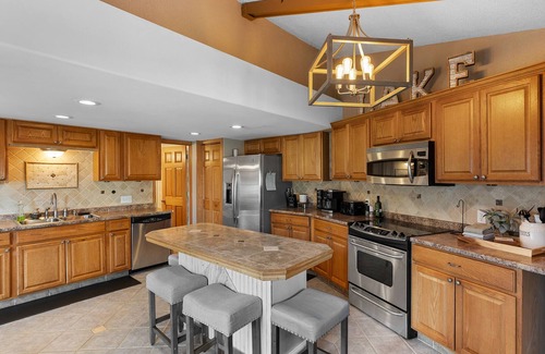 Okauchee Haus | Three steps away from the water on beautiful Okauchee Lake!