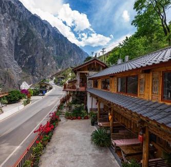 Hutiaoxia Haus | TIBET Guest house 虎跳峡卓玛客栈