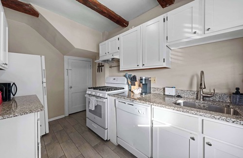 Clintonville Haus | Tibet Twins Suites For 12!