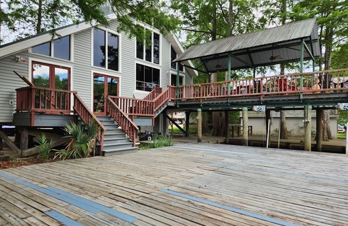 Springfield Haus | Tickfaw River House - sleeps 8- has 5 beds